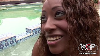 Негритянка с минетом в бассейне