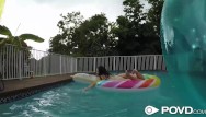 Юная азиатка наслаждается у бассейна