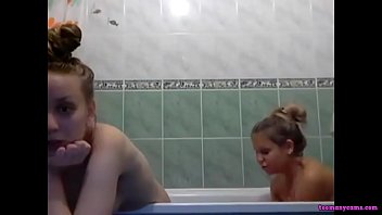 Русские сестры в ванне