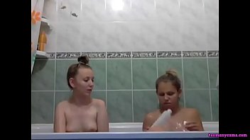 Русские сестры в ванне